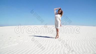 穿着白色裙子站在<strong>沙漠里的</strong>漂亮女孩